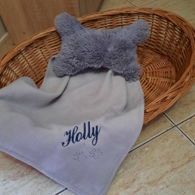 niebieskii kocyk dla psa z granatowym imieniem holly sweetapaszka.pl